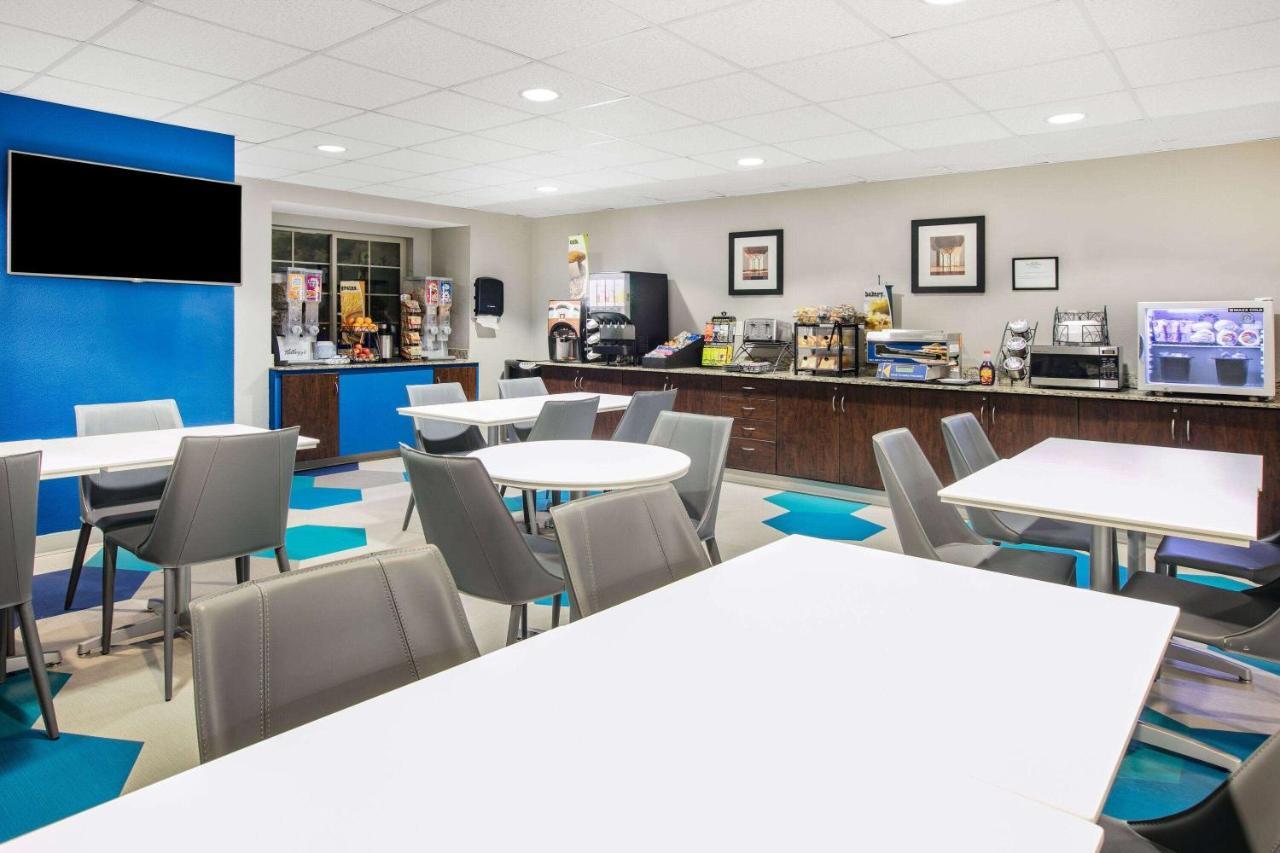 Microtel Inn & Suites By Wyndham Austin Airport Екстер'єр фото