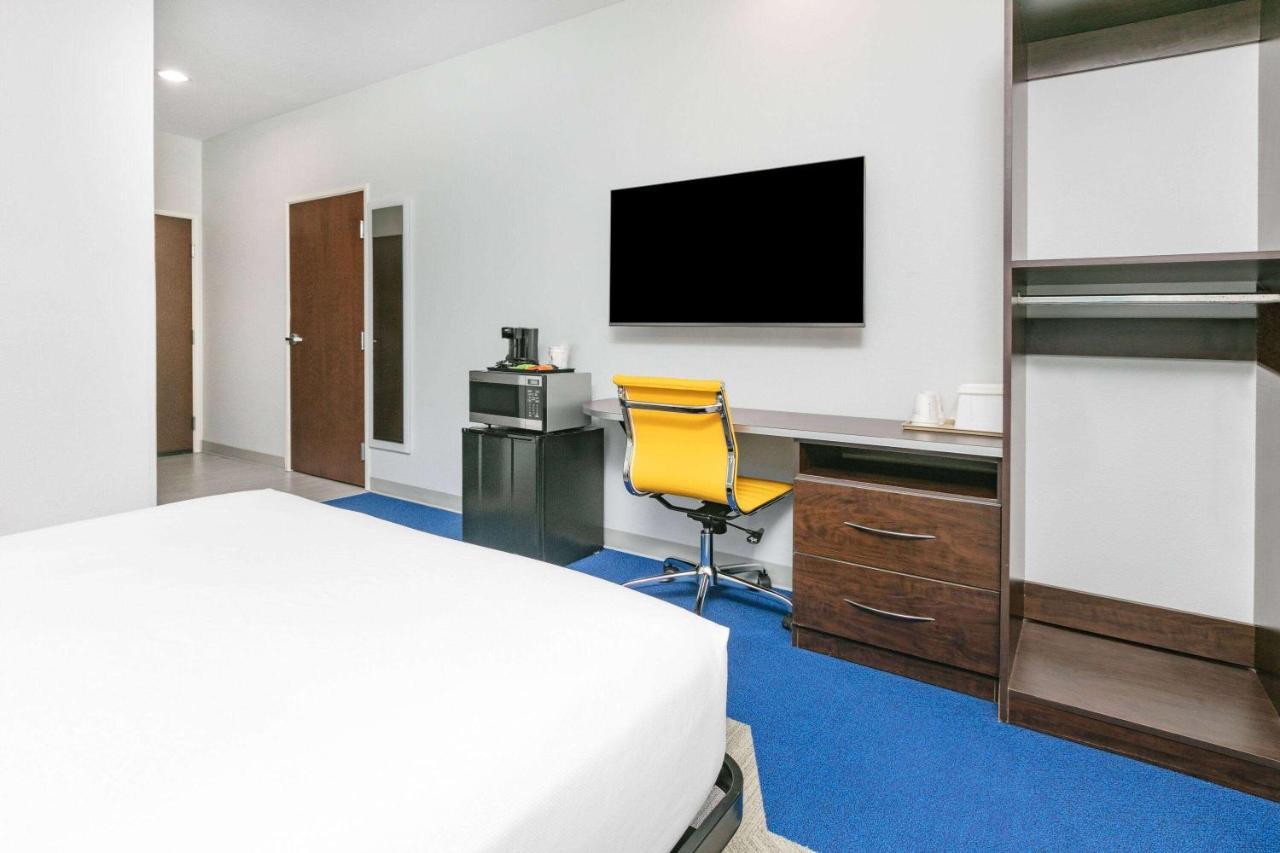 Microtel Inn & Suites By Wyndham Austin Airport Екстер'єр фото