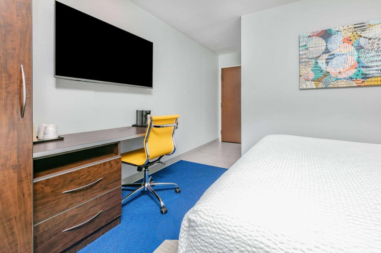 Microtel Inn & Suites By Wyndham Austin Airport Екстер'єр фото