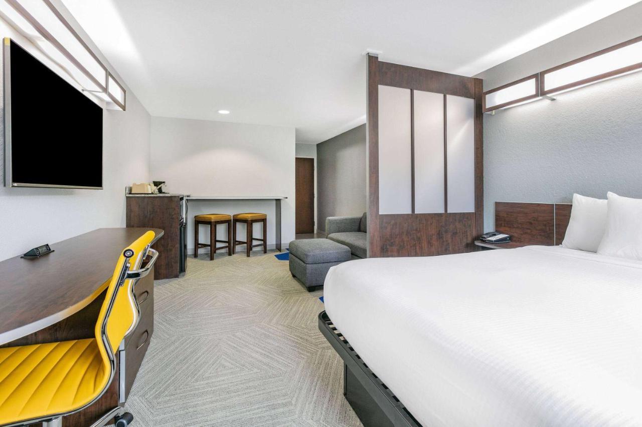 Microtel Inn & Suites By Wyndham Austin Airport Екстер'єр фото