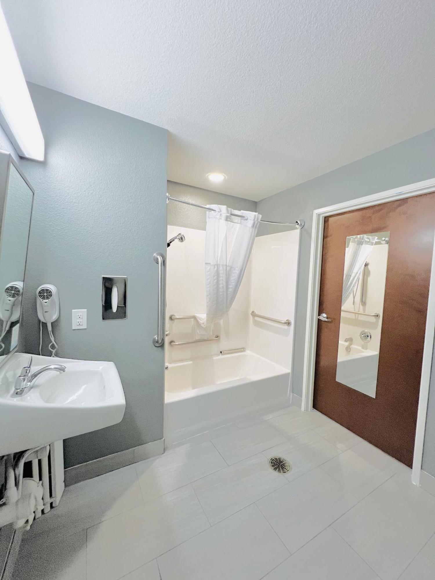 Microtel Inn & Suites By Wyndham Austin Airport Екстер'єр фото